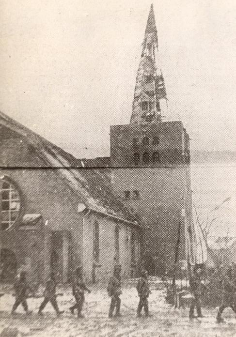 Zwaar gehavende kerk van Dieteren direct na de bevrijding