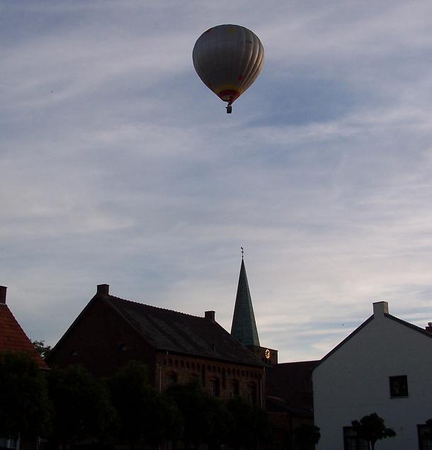 luchtballon boven kerktoren van Dieteren