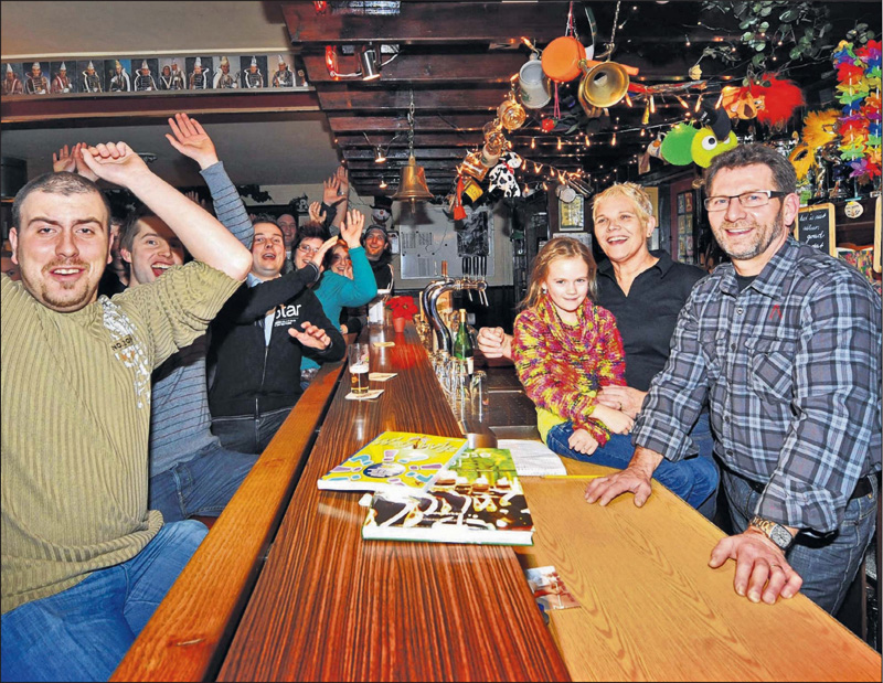 Achter de bar Wilma en Jo Spelthan met kleindochter Britt