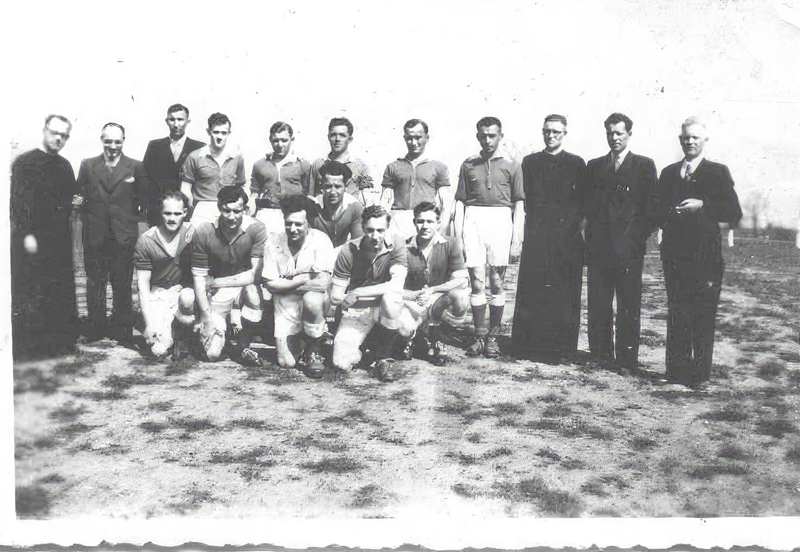 foto van voetbalvereniging Deetere uit ongeveer 1950                       Met dank aan: Albert Mostard