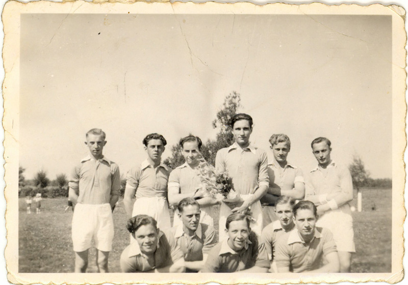 foto van voetbalvereniging Deetere uit ongeveer 1950                       Met dank aan: mevr. Rooijen-Schulpen