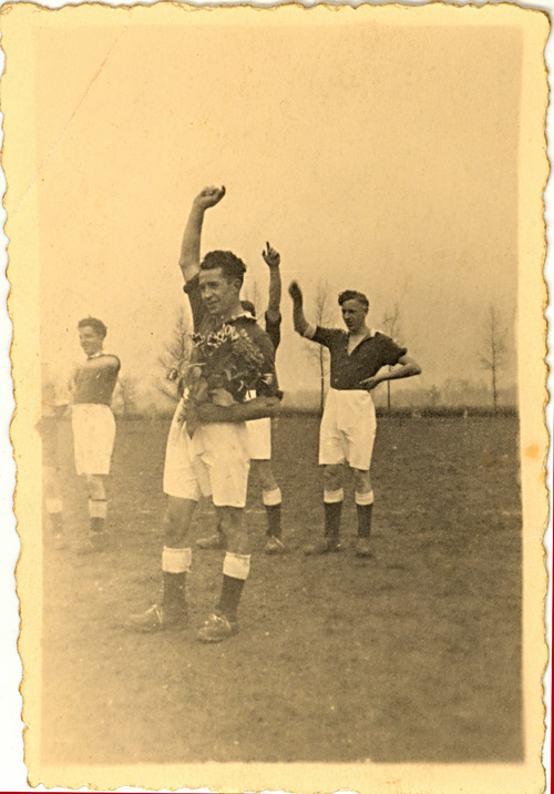 foto van voetbalvereniging Deetere als kampioen op 7 maart 1948 op terrein in Dieteren                       Met dank aan: Frans van Helden