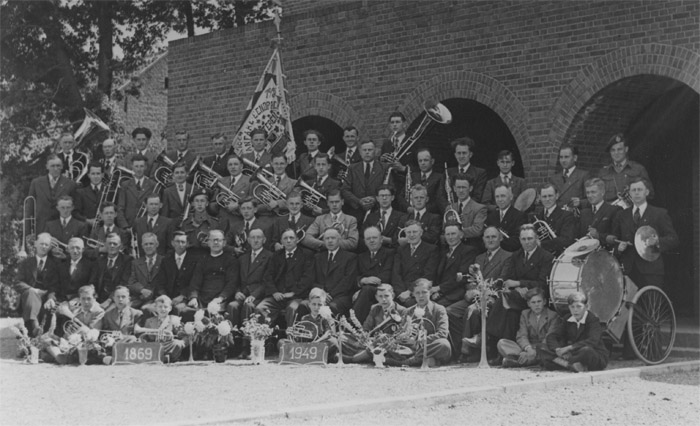 Fanfare Eendracht voor de kerk in Dieteren tijdens het 80-jarig jubileum.