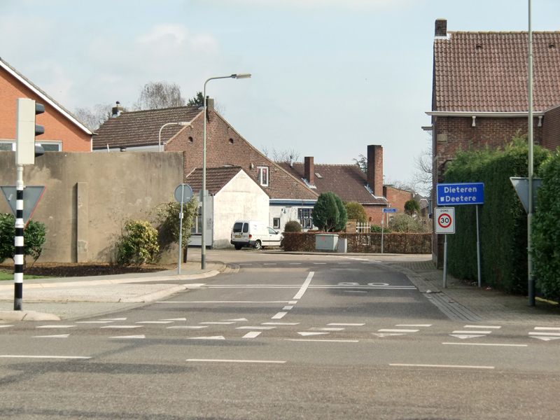 Kruispunt Kerkstraat met Maaseikerweg.