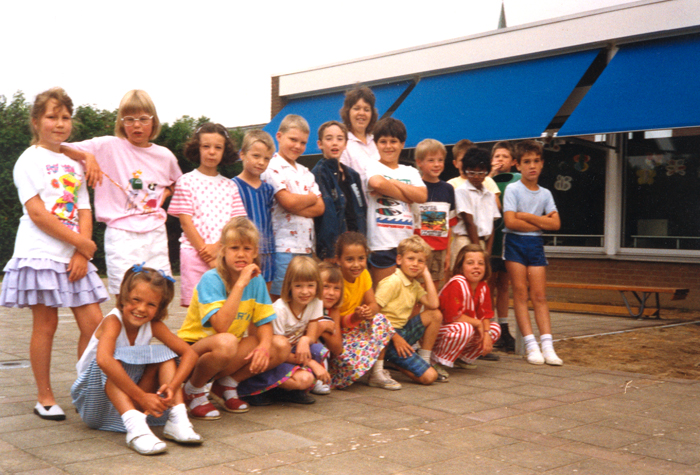 Klassefoto 1988-1989 groep 3 en 4 en 5