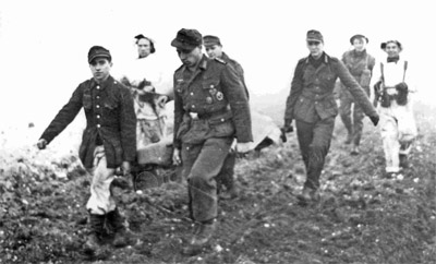 Duitse gevangenen worden ingezet als brancard dragers