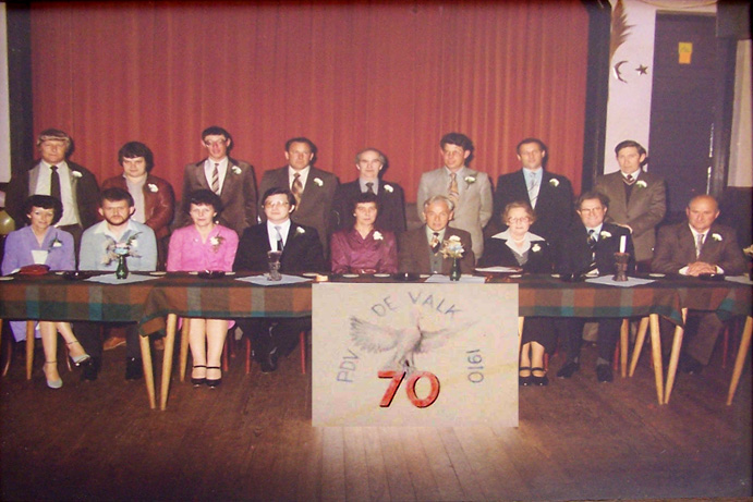 foto van postduivenvereniging De Valk 1910 bij het 70 jarig jubileum in 1980                       Met dank aan: familie Geurts