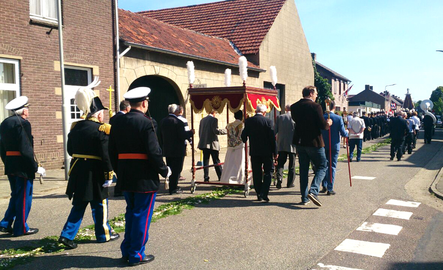 De processie vervolgt zijn weg door het dorp Dieteren