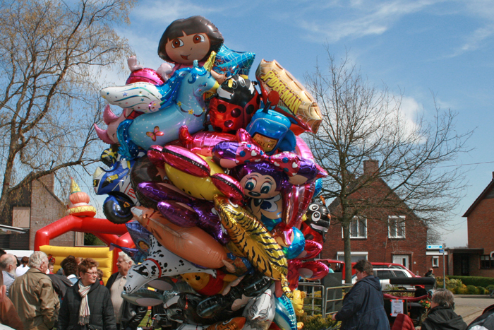 Ballonnen en luchtkussen voor de kinderen.