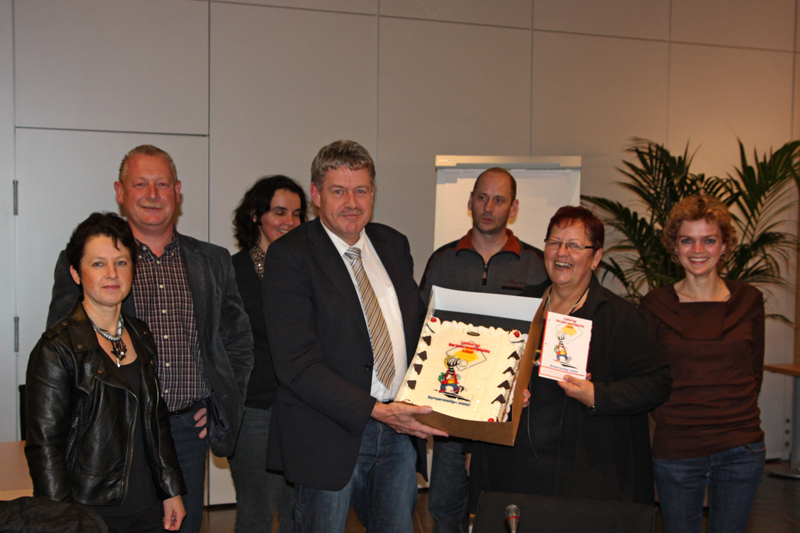  Wethouder Peter Pustjens overhandigd symbolisch verkeersveiligheidslabel aan Jeannie Rademakers van basisschool St. Cornelius uit Dieteren 