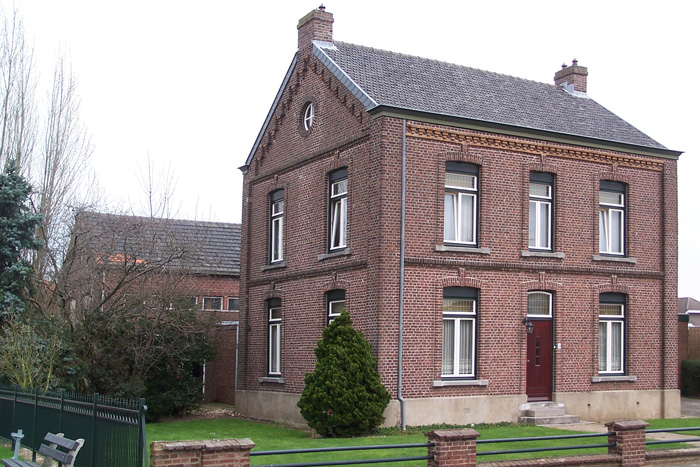 Onderwijzerswoning anno 2007 op de achtergrond de voormalige school. Na onderwijzerswoning heeft deze later ook nog dienst gedaan als Pastorie en daarna burgerwoning.