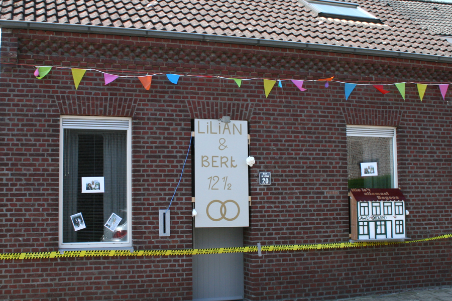 De versierde woning van Lilian en Bert naar aanleiding van hun 12,5 jarig huwelijk.