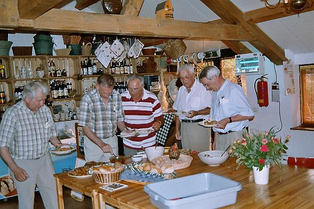 Gezellig tafelen met dit boerenbuffet tijdens reunie in 2005 van de schoolklas uit 1953-1954 foto:Pierre Schreuders