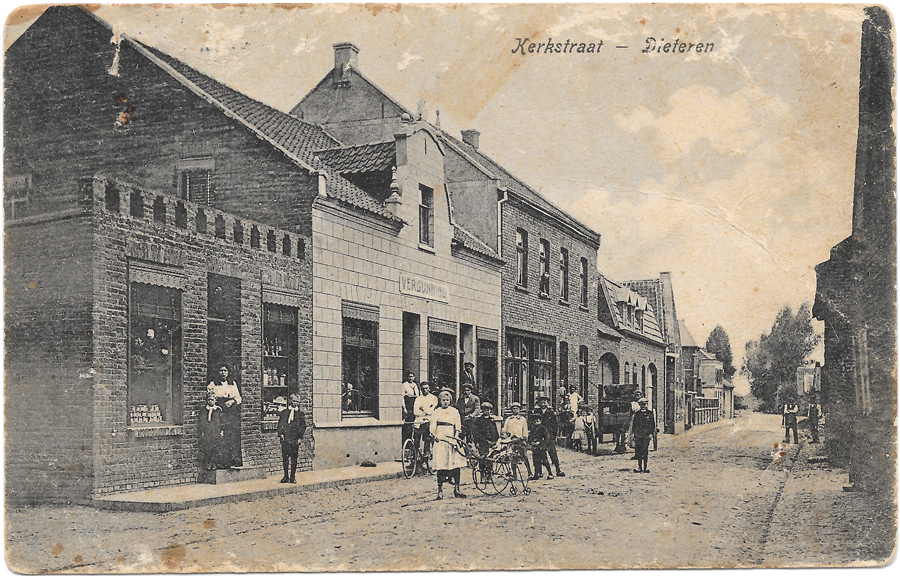 Kerkstraat in noordelijke richting vanaf kerk.