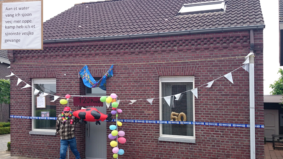 De versierde woning van Bert Smitz.