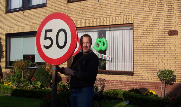 Frans Rooijen als kersverse Abraham ruimt versieringen op.