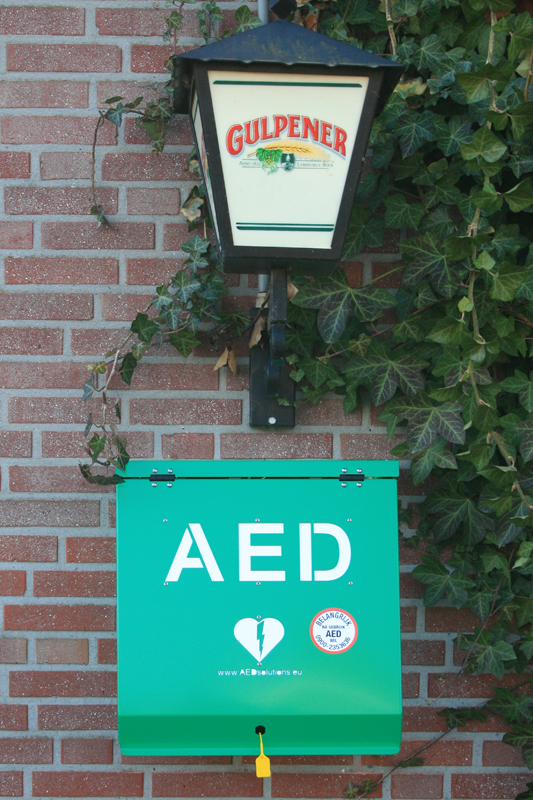 Eerste AED apparaat in Dieteren geplaatst bij de Koppel