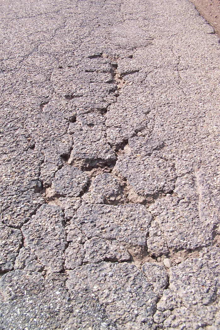 Zeer slechte staat asfalt Beuningerstraat.