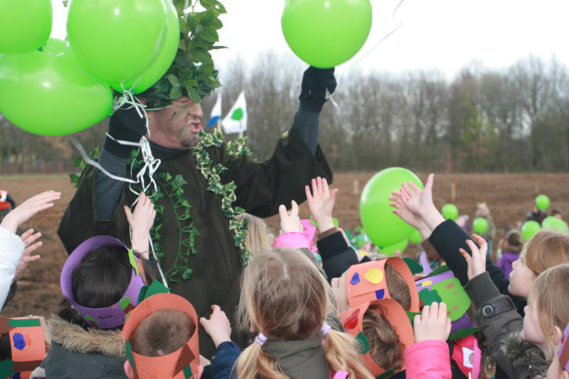 Alle leerlingen kregen een met helium gevulde groene ballon