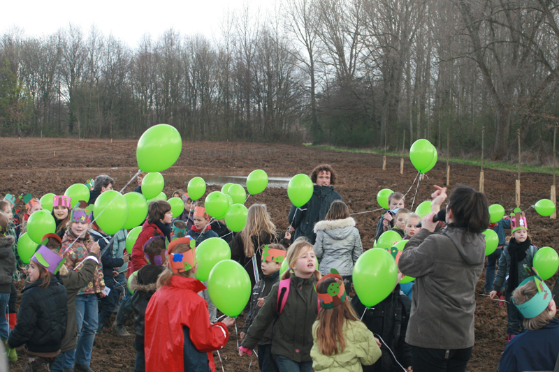 Nadat iedereen een ballon heeft worden deze gezamenlijk het luchtruim ingestuurd