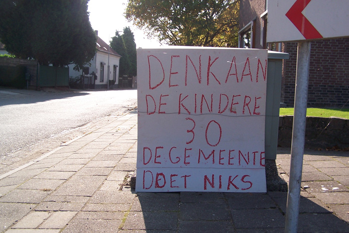 Bord geplaatst aan ingang dorp welke aandacht vraagt voor kinderen en daarvoor rustiger te rijden.