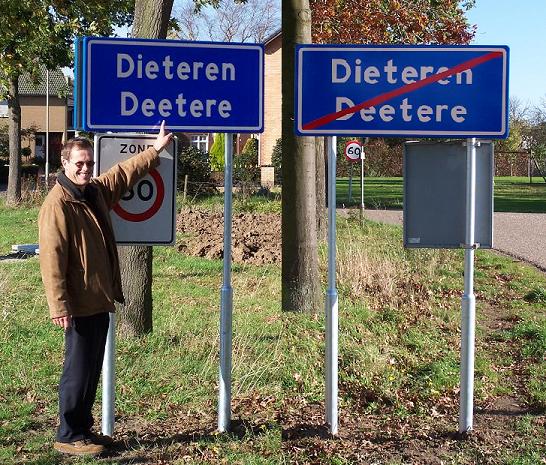 De nieuwe borden met de dialectspelling zoals de Dieterdernaren ze altijd hebben gebruikt