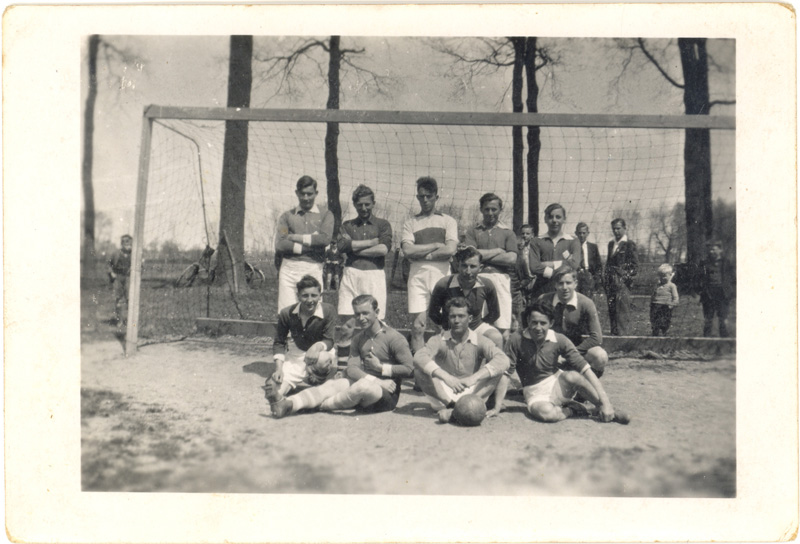 foto van voetbalvereniging Deetere van juli 1942 op terrein Schilberg                       Met dank aan: Frans van Helden