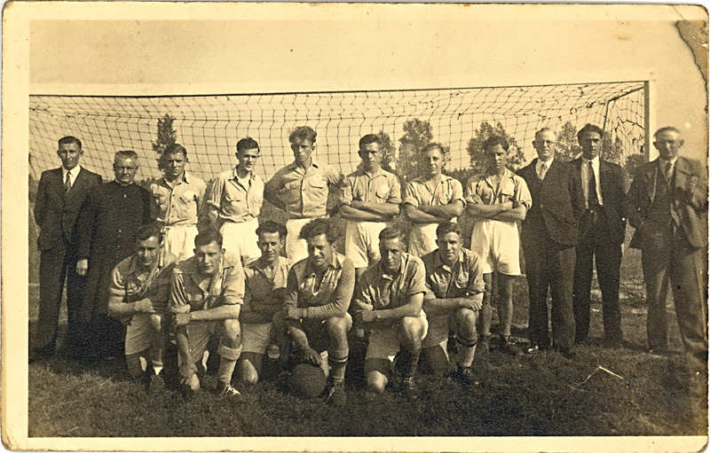 foto van voetbalvereniging Deetere uit de begintijd namenlijk juni 1945                       Met dank aan: Frans van Helden