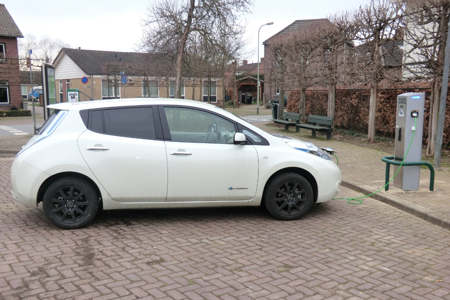 Opladen bij E-laadpunt in Dieteren op 16 maart 2013.