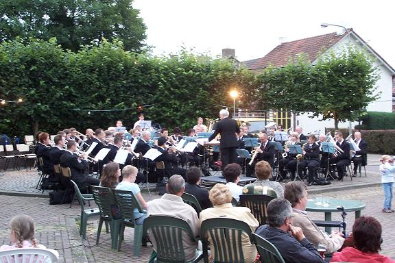 Fanfare Eendracht tijdens zomerconcert op het Paereplein.
