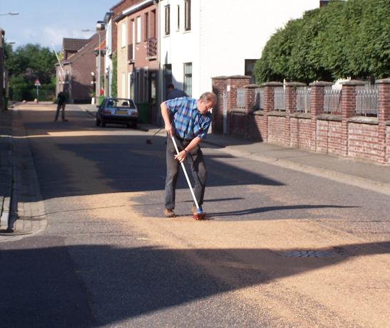 Gedeelte Kerkstraat bedekt met laag graan (10 augustus 2005).