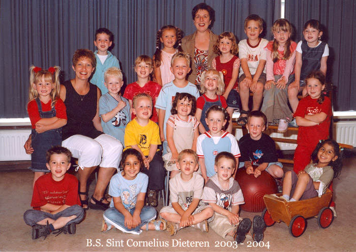 Klassefoto 2003/2004 groep 1 en 2        10 juni 2004