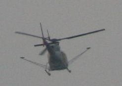 Helikopter met 2 zij-armen.
