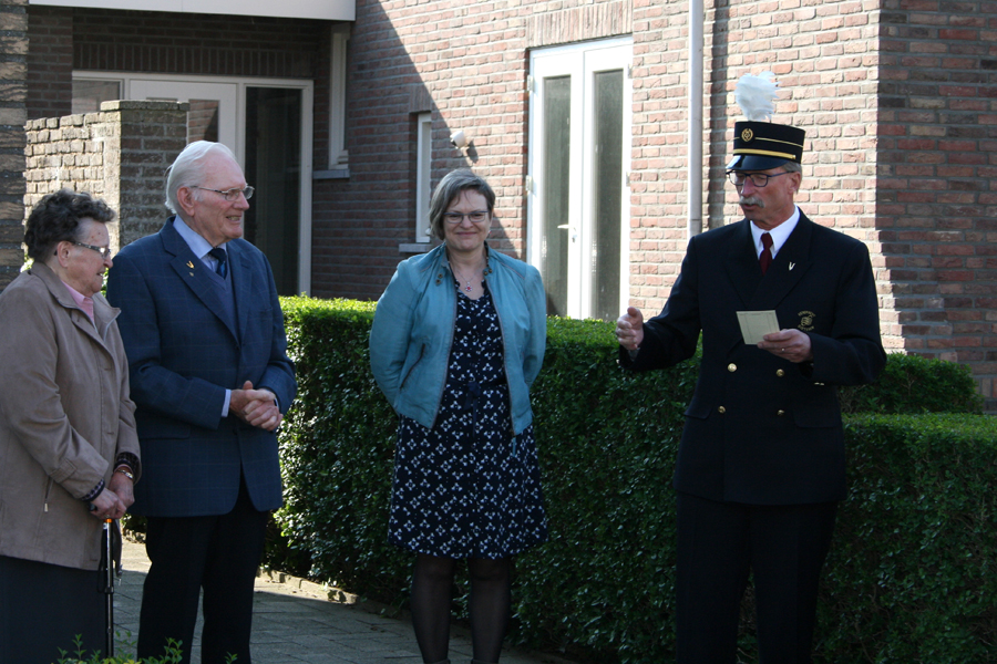 60-jarig paar Damen-Henskens wordt verrast op een aubade door fanfare Eendracht.