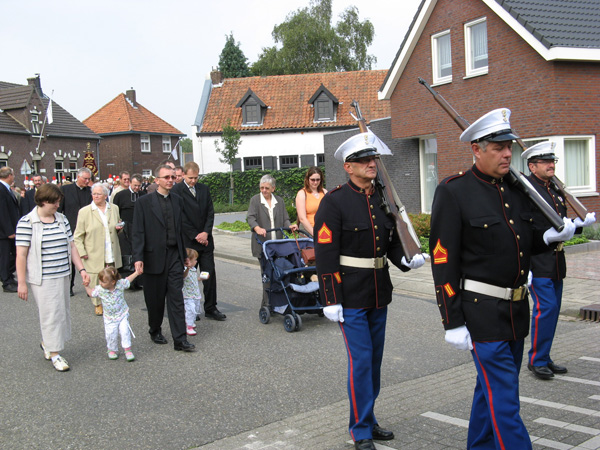 Onder begeleiding van Schutterij en Fanfare trekt de stoet naar De Koppel.   Foto:Peter Welters