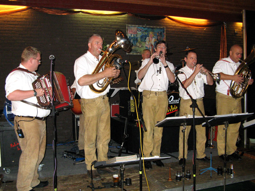 Tirolerorkest Hub'n Bub'n uit Maastricht.   Foto:Peter Welters