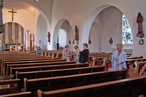 Vrijwilligers druk doende met het versieren van de kerk.