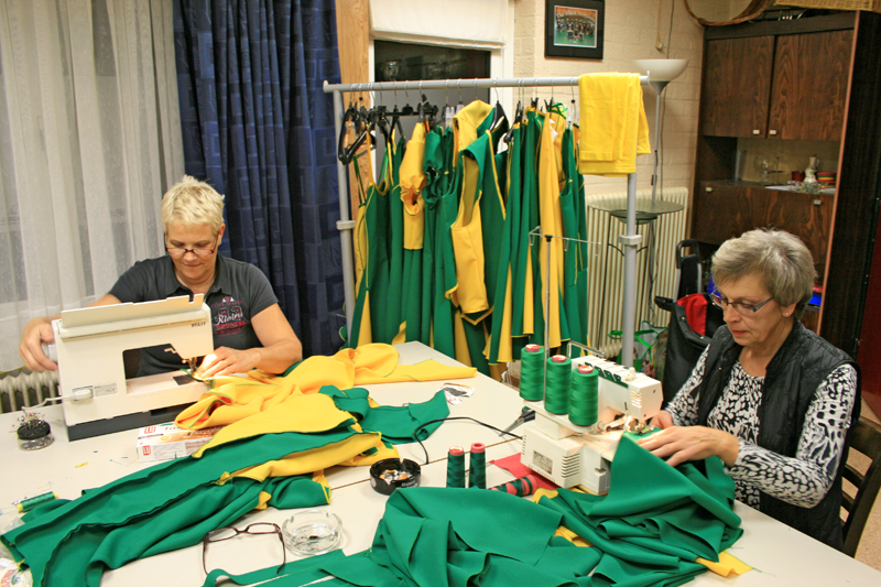 Vlijtige dames Wilma en Marieta druk in de weer voor het maken van de kostuums