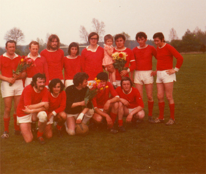 foto van voetbalvereniging S.V. Dieteren uit 1972 met het tweede elftal na het behalen kampioenstitel                       Met dank aan: Hub Meerten