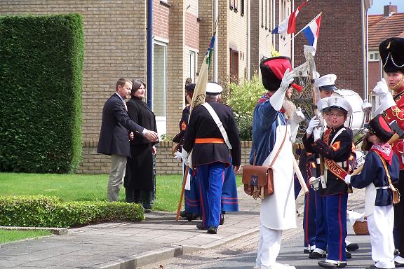 Dhr. Verreussel wordt gefeliciteerd door schutterij St.Stephanus met zijn koninklijke onderscheiding als Lid in de orde van Oranje Nassau