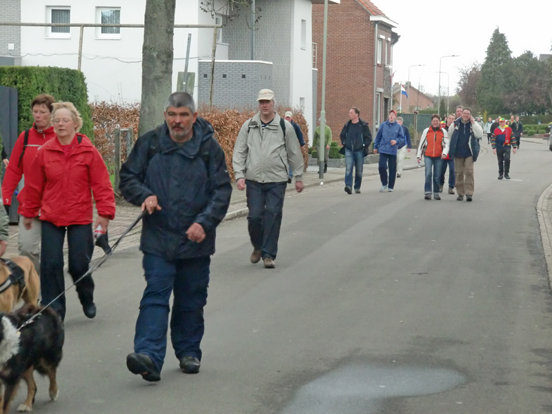 Wandelaars komen via Roosterderweg Dieteren binnen.