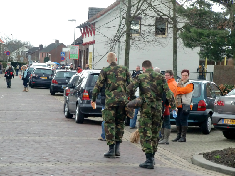 Militairen lopen verder nadat ze hun proviand/verzorgingspost hadden verlaten.