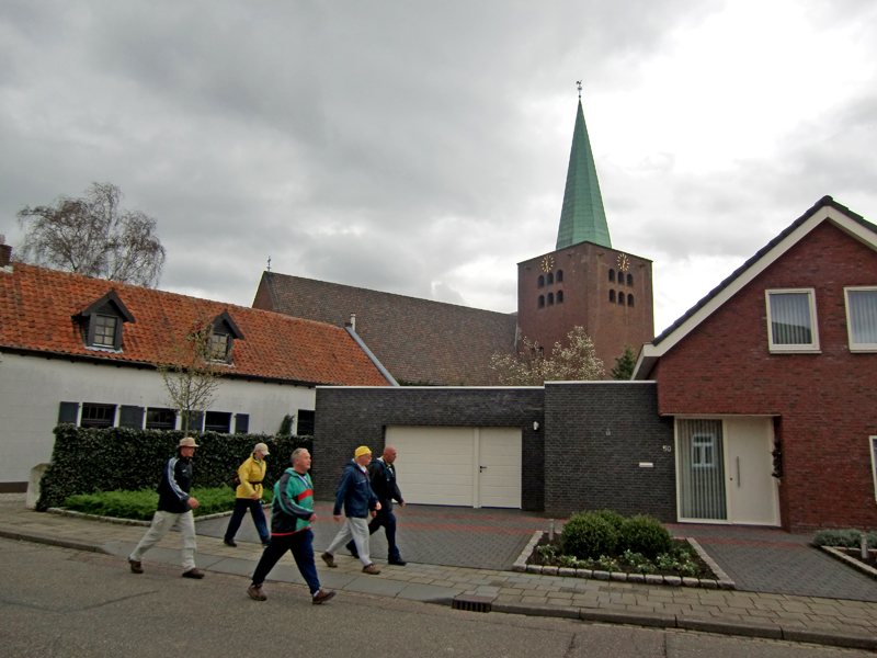 Wandelaars in Kerkstraat passeren de kerk.