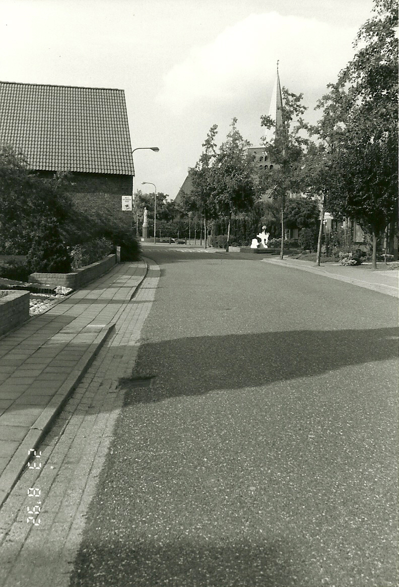 Kerkstraat in noordelijke richting vanaf Genenj richting kerk.