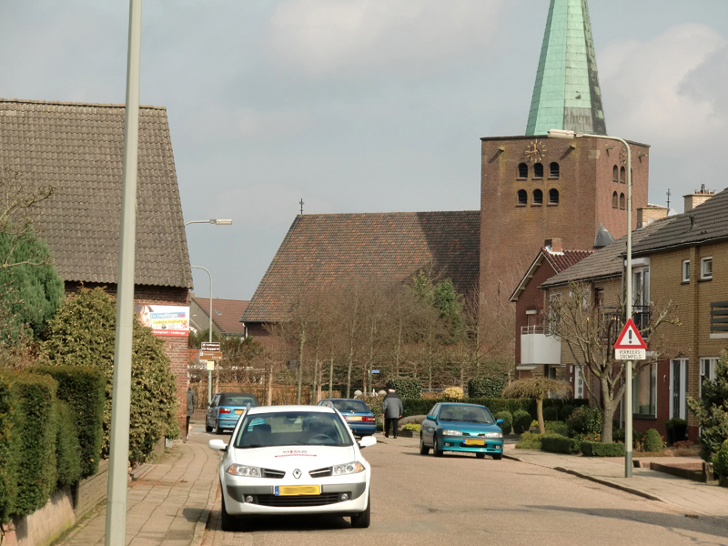 Kerkstraat in noordelijke richting vanaf Genenj richting kerk.