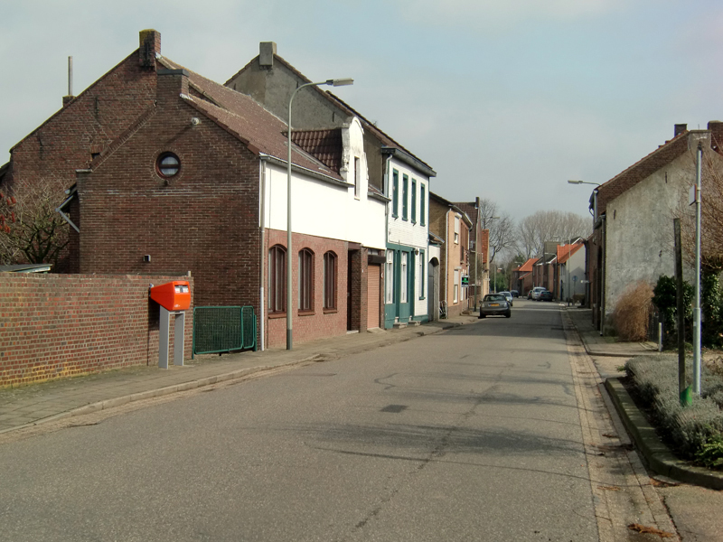 Kerkstraat in noordelijke richting vanaf kerk.