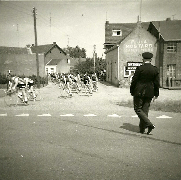 Kruispunt Kerkstraat met Maaseikerweg.