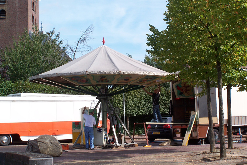 foto van kermisterrein met carrousel in opbouw