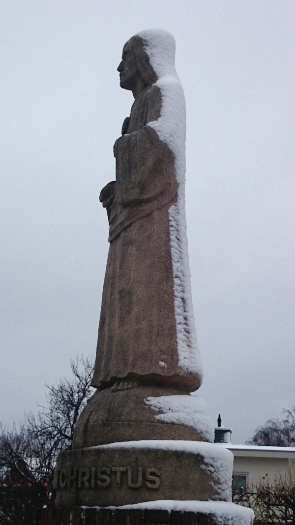 Christusbeeld met sneeuwkleed 27 december 2014