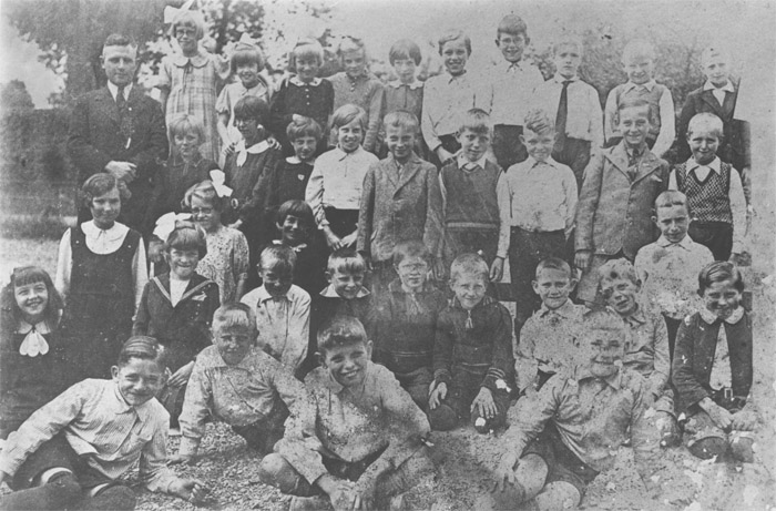 Enigzins door de tand des tijds aangetaste foto van de 3e en 4e klas in 1936